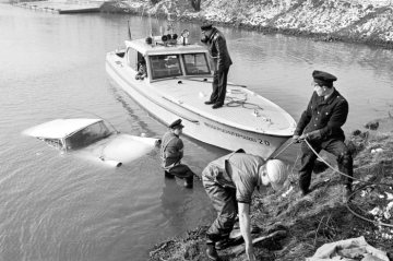 Wasserschutzpolizei im Einsatz: Bergung eines PKW aus dem Rhein-Herne-Kanal bei Castrop-Rauxel. März 1968.