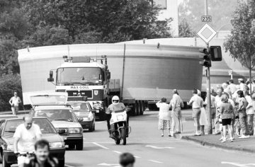 Polizeinsatz zur Sicherung eines Schwertransports durch Castrop-Rauxel Richtung Rhein-Herne-Kanal, 1993.
