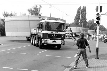 Polizeinsatz zur Sicherung eines Schwertransports durch Castrop-Rauxel Richtung Rhein-Herne-Kanal, 1993.