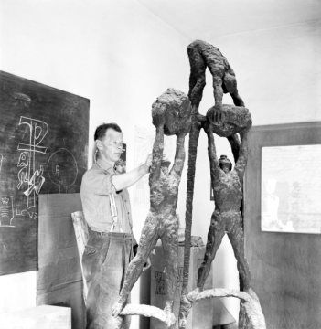 Steinmetz der Rauxeler Firma Pentz & Schlüchtermann bei der Arbeit an der Bronzeplastik "Bergmannsgruppe" von Prof. Nikolaos Ikaris, vor 1960