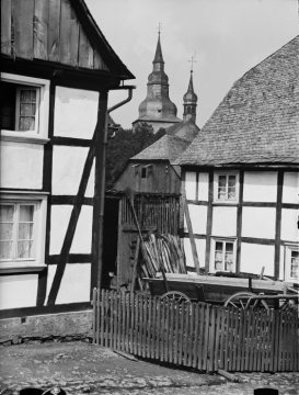 Warstein-Belecke, Altstadtwinkel mit Kirchturm von St. Pankratius. Undatiert.