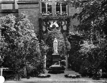 Fronleichnamsprozession, Provinzial-Heilanstalt Warstein - Altar am Eingang des Waschhauses (Haus 27). Undatiert.