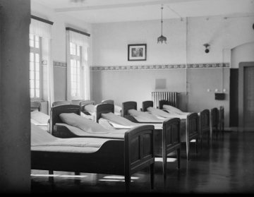 Bettensaal im Krankengebäude der Provinzial-Heilanstalt Warstein: "Schlafsaal in M-I", "M" für "Männer", Krankengebäude für männliche Patienten, undatiert.