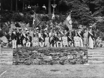 Schützenfest, Provinzial-Heilanstalt Warstein: Königspaar mit Hofstaat und Schützengesellschaft auf der Festwiese im Anstaltspark, 1930.