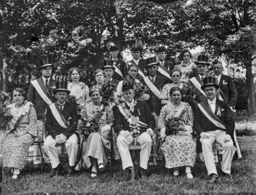 Schützenfest, Provinzial-Heilanstalt Warstein: Königspaar mit Hofstaat - Gruppenporträt auf der Festwiese im Anstaltspark, 1937