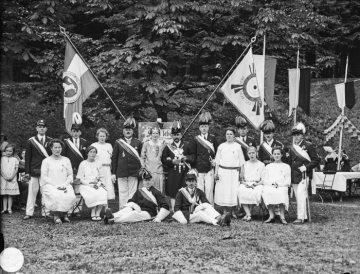 Schützenfest, Provinzial-Heilanstalt Warstein: Königspaar mit Hofstaat - Gruppenporträt auf der Festwiese im Anstaltspark, 1929.
