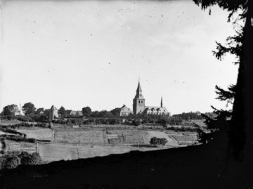 Rüthen, Nutzgärten am Ortsrand - im Hintergrund: Hexenturm (links), Teil der mittelalterlichen Stadtbefestigung, und Kirche St. Johannes Baptist. Undatiert.