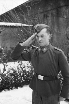 Werner Büsken als Soldat mit ausgeliehener Uniformjacke