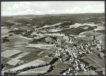 Allendorf (Gemeinde Sundern), Luftaufnahme mit Blick zum Sorpesee