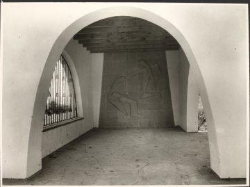 Eversberg (Gemeinde Meschede), Blick in den Innenraum der Kapelle der Kriegsgräberstätte, undatiert (1960er Jahre?)