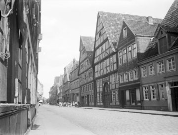Lippstadt - Blick in die Poststraße, das große Haus rechts mit dem Deelentor ist das Stammhaus der Familie Brülle in Lippstadt, Hermann Brülle hat es 1659 bauen lassen.