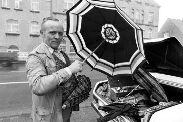 "Fliegende Schirmreparatur" auf dem Castroper Wochenmarkt, März 1980. [Schirmhändler Gebrüder Meier aus Obercastrop? Siehe Bild Nr. 18_1131]