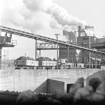 Zuckerfabrik Warburg, 1882 gegründete Fabrik zur Herstellung von Zucker aus Zuckerrüben in Warburg, Westfalen, im November 1975 - Betriebsschließung 2019.