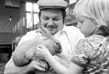 Kaninchenzüchter mit seinem Champion auf der Kaninchenzuchtausstellung am 7. Oktober 1975 in Castrop-Rauxel, Haus Oestreich (oder evtl. Gaststätte Schwerin).
