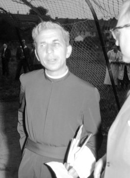 Jesuitenpater Johannes Leppich (1915-1992) bei einem Besuch in Castrop-Rauxel, Juni 1965 - in den 1950er/1960er Jahren bekannt als kämpferischer Straßenprediger (Spitzname "Maschinengewehr Gottes"), Mitbegründer zahlreicher sozialer Vereinigungen wie der Telefonseelsorge und der Christlichen Arbeiterjugend.