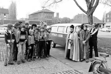 Segnung des Vereinsbusses des DJK Eintracht Ickern in der St. Antonius-Gemeinde Castrop-Rauxel-Ickern, Mai 1978. [DJK = Deutsche Jugendkraft: katholischer Sportverband]