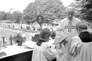 Pestkreuz-Prozession der Lambertus-Gemeinde in Castrop-Rauxel, Juni 1976 - am Altar: Pfarrer Inkmann