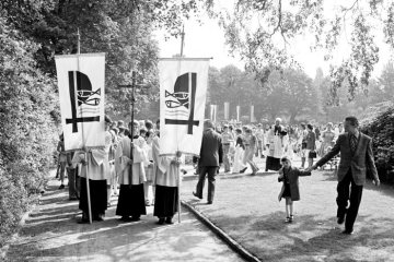 Pestkreuz-Prozession der Lambertus-Gemeinde in Castrop-Rauxel, Juni 1976 - rechts im Ornat: Pfarrer Inkmann