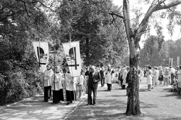 Pestkreuz-Prozession der Lambertus-Gemeinde (Pfarrer Inkmann) in Castrop-Rauxel, Juni 1976.