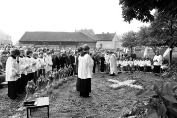Fronleichnamsgottesdienst der Heilig-Kreuz-Gemeinde im Dorf Rauxel, Mai 1978.