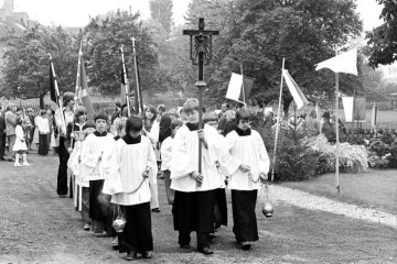 Fronleichnamsprozession der Heilig-Kreuz-Gemeinde im Dorf Rauxel, Mai 1978.