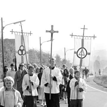 Jährliche Booken-Prozession [auch Prestkreuz-Prozession] der St. Elisabeth-Gemeinde Obercastrop zum Booken-Kreuz [Pestkreuz] auf dem Eselsberg, im August 1982.