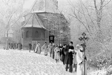 Auf dem Weg zur Wasserweihe, die russische Gemeinde Datteln-Horneburg zieht zum  Fest der Epiphanie zum Schloss Horneburg, Datteln, 08. Januar 1979.
