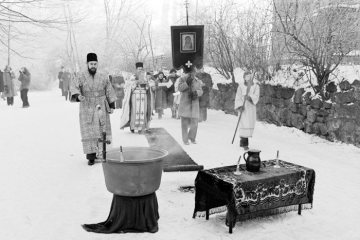 Wasserweihe der russischen Gemeinde Datteln-Horneburg mit Pater Erwin Immekus. Mit der Wasserweihe wird traditionell an die Taufe Jesu im Jordan erinnert, Schloss Horneburg, 08. Januar 1979.