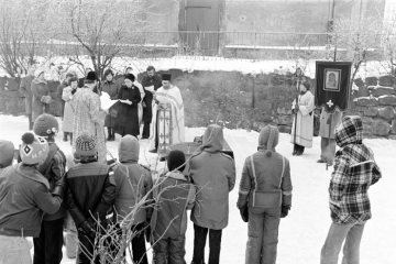 Wasserweihe der russischen Gemeinde Datteln-Horneburg mit Pater Erwin Immekus. Mit der Wasserweihe wird traditionell an die Taufe Jesu im Jordan erinnert, Schloss Horneburg, 08. Januar 1979.