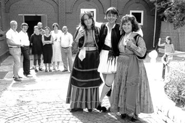 Mitglieder der griechischen Gemeinde Castrop-Rauxel-Ickern vor dem Begegnungszentrum "Agora" (ehemals Zeche Ickern 1/2), August 1989.