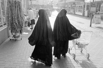 Muslimas beim Einkaufsbummel. Castrop-Rauxel-Ickern, März 1991.