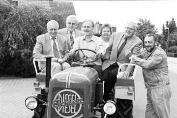 Nils Kruse, 1999-2004 Bürgermeister von Castrop-Rauxel, mit Freunden und Ratsmitgliedern (und Alfons Lakenberg?) auf einem Eicher-Dieseltraktor auf der Bochumer Straße in Castrop-Rauxel  im Juli 1999.