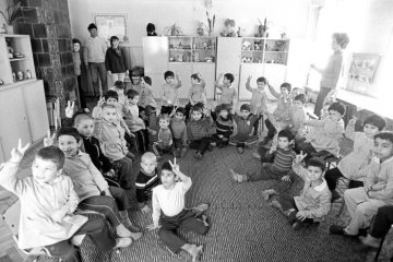 "Hilfe für Rumänien" - Caritas-Fahrt, Hilfskonvoi, in Begleitung des Fotografen Helmut Orwat am 28. Februar 1990. Im Bild: Rumänische Waisenkinder [?].