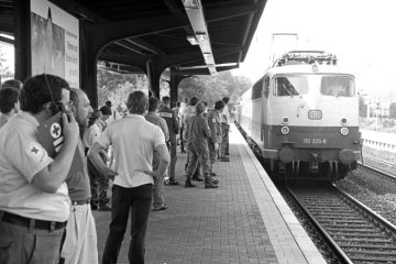 Kriegsflüchtlinge aus Bosnien [1992-1995 Kriegsgebiet im Rahmen der Jugoslawienkriege 1991-1999] in einem Sonderzug des Roten Kreuzes nach der Ankunft im Hauptbahnhof Castrop-Rauxel, August 1992. [Die Flüchtlinge wurden anschließend von Rot-Kreuz-Helfern zur Unterkunft im Vinckehof nach Castrop-Rauxel-Ickern begleitet.]