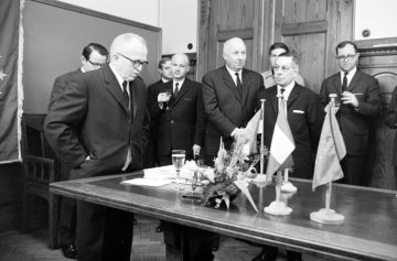 Castrop-Rauxel, 1969: Empfang einer Delegation der französischen Partnerstadt Vincenne durch Oberbürgermeister Wilhelm Kauermann (links, 1898-1973, Amtszeit 1948-1971) im alten Rathaus.