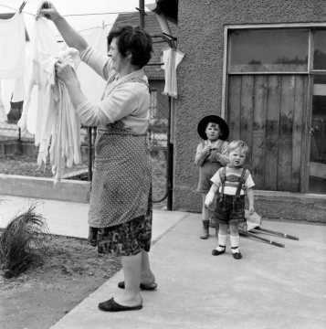 Waschtag, Wäsche wird im Garten auf eine Wäscheleine aufgehangen, Castrop-Rauxel, 1963.