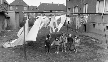 Hinterhof, Kinderspielplatz und Trockenplatz mit Wäschestangen und Wäscheleinen, Castrop-Rauxel, März 1981.