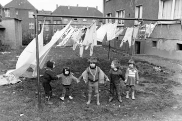 Hinterhof, Kinderspielplatz und Trockenplatz mit Wäschestangen und Wäscheleinen, Castrop-Rauxel, März 1981.