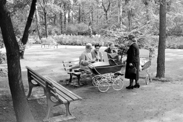 Freizeit im Stadtpark Ickern: Mütter mit Kinderwagen - und Großmütter(?), Castrop-Rauxel. Ende 1960er - Anfang 1970er Jahre.