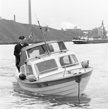 Freizeitkapitän auf dem Rhein-Herne-Kanal bei Castrop-Rauxel-Pöppinghausen, im Mai 1973 - im Hintergrund: Kohlehafen der Zeche Friedrich der Große (Herne) oder König Ludwig (Recklinghausen).