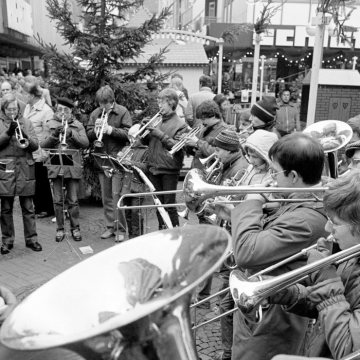 Posaunenchor des CVJM (Christlicher Verein Junger Menschen) auf Weihnachtsmarkt in Castrop-Rauxel, Dezember 1982.