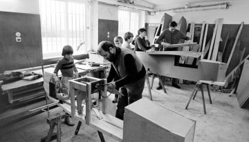 In der Werkstatt: Castroper Jugendgruppe beim Bauen ihres Fahrzeugs für ein Seifenkistenrennen am 2. Mai 1978 in Olfen.