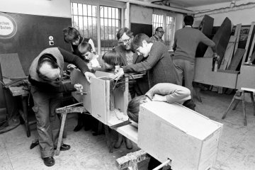 In der Werkstatt: Castroper Jugendgruppe beim Bauen ihres Fahrzeugs für ein Seifenkistenrennen am 2. Mai 1978 in Olfen.