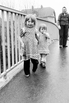 Kleines Schwesternpaar auf der Brücke über die Emschertalbahn in Castrop-Rauxel, April 1980.