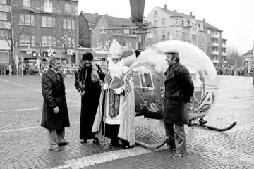Weihnachtszeit 1978, Castroper Innenstadt: Ankunft des St. Nikolaus mit dem Hubschrauber auf dem Marktplatz.