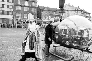 Weihnachtszeit 1978, Castroper Innenstadt: Ankunft des St. Nikolaus mit dem Hubschrauber auf dem Marktplatz.