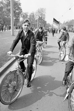 1. Mai-Kundgebung, Castrop-Rauxel: Demonstrationszug auf dem Weg zum Marktplatz. Undatiert, 1960er Jahre.