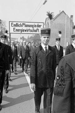 1. Mai-Kundgebung, Castrop-Rauxel: Zug der Bergleute auf dem Weg zum Marktplatz, 1960er Jahre.
