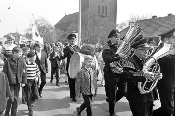 1. Mai-Kundgebung am "Tag der Arbeit", Castrop-Rauxel: Demonstrationszug auf dem Weg zum Marktplatz, 1960er Jahre.