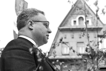 1. Mai-Kundgebung, Castrop-Rauxel: Ansprache vor den Kundgebungsteilnehmern auf dem Marktplatz. Redner nicht überliefert. Undatiert, 1960er Jahre.